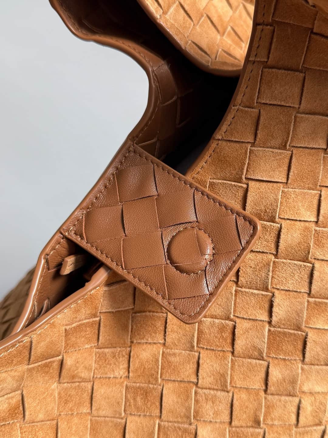 Bottega Veneta Medium Campana shoulder bag suede in Beige TOP
