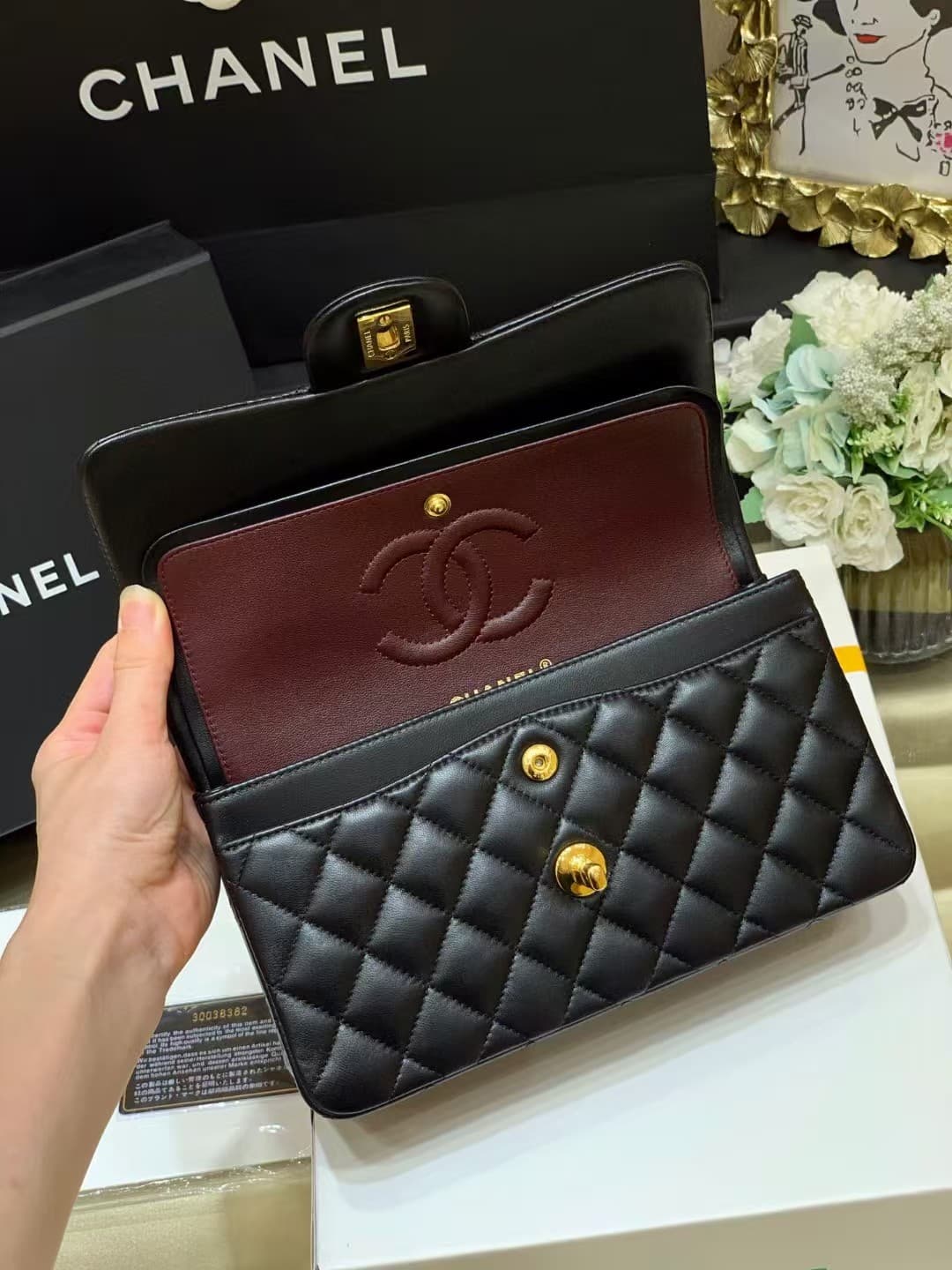 Chanel Medium CLASSIC HANDBAG Lambskin Black Gold Metal TOP