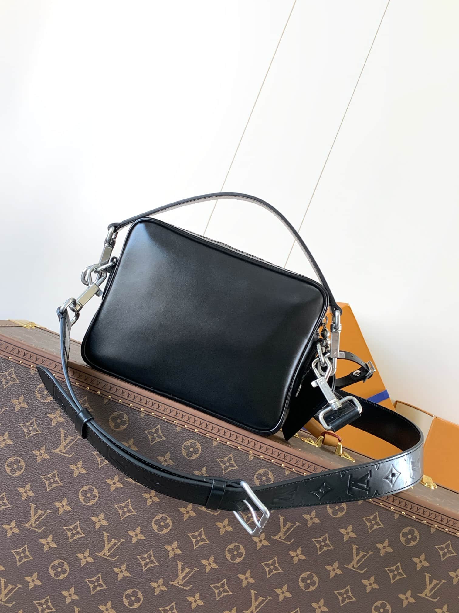 Louis Vuitton Nil Black Calf leather M13987 High