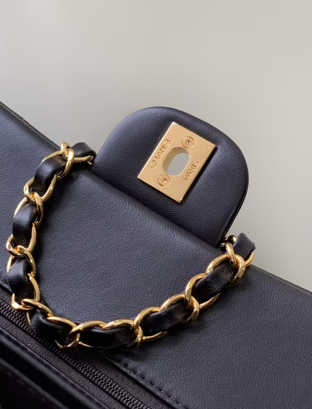Medium CLASSIC HANDBAG Lambskin Gold Metal In Chocolate A