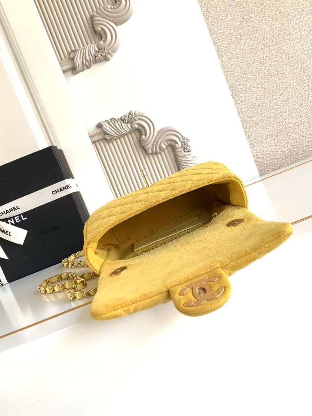 Chanel Classic Flap bag in Yellow Suede & Gold-Tone Metal AS5989 A