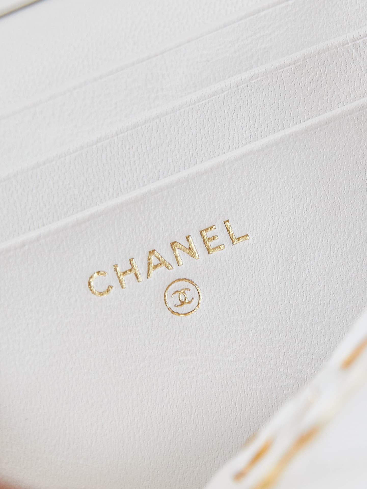Chanel Vanity with Chain AP3940 Lambskin White A