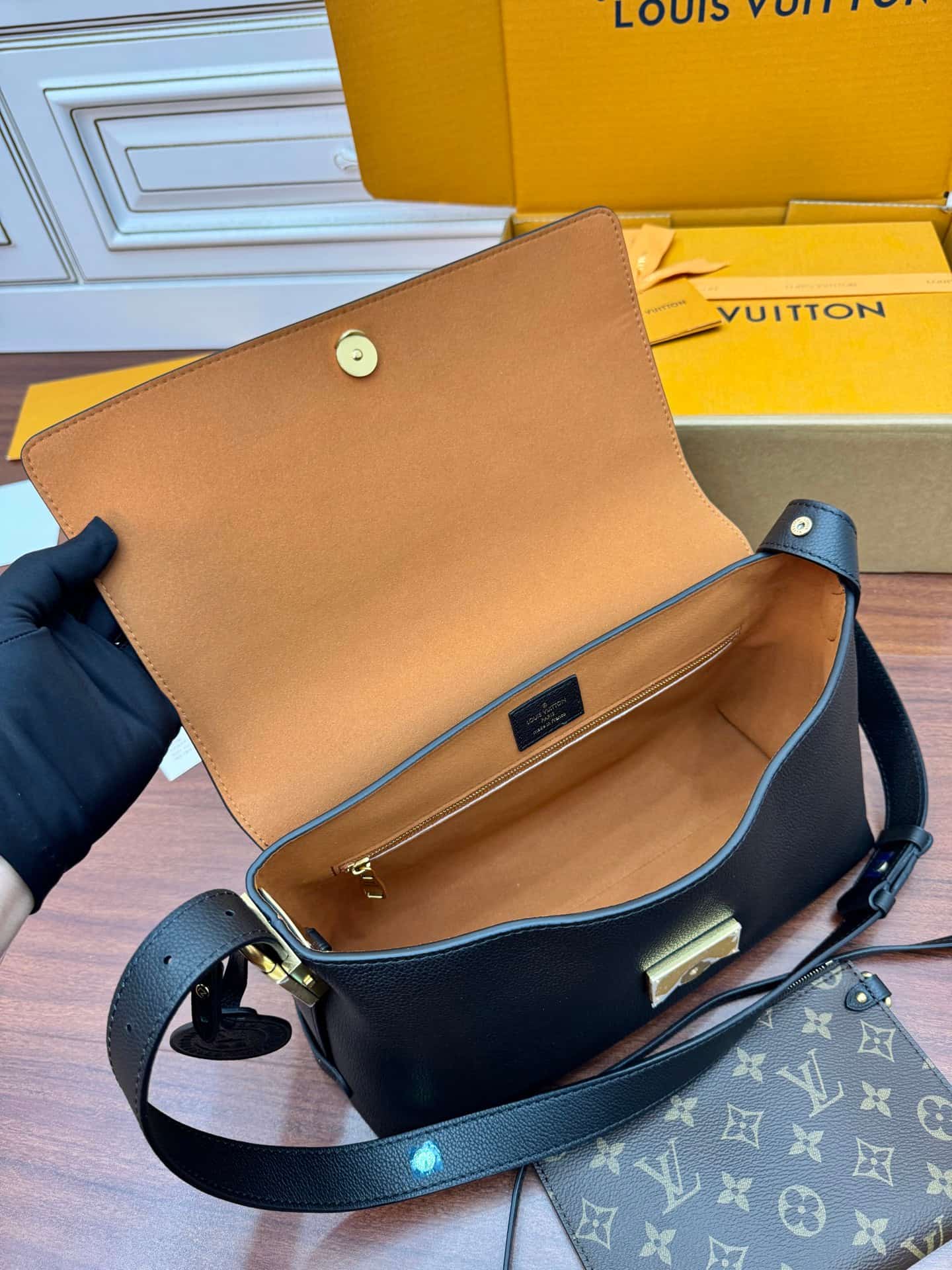 Louis Vuitton Low Key Messenger Black Calf leather M13148 TOP