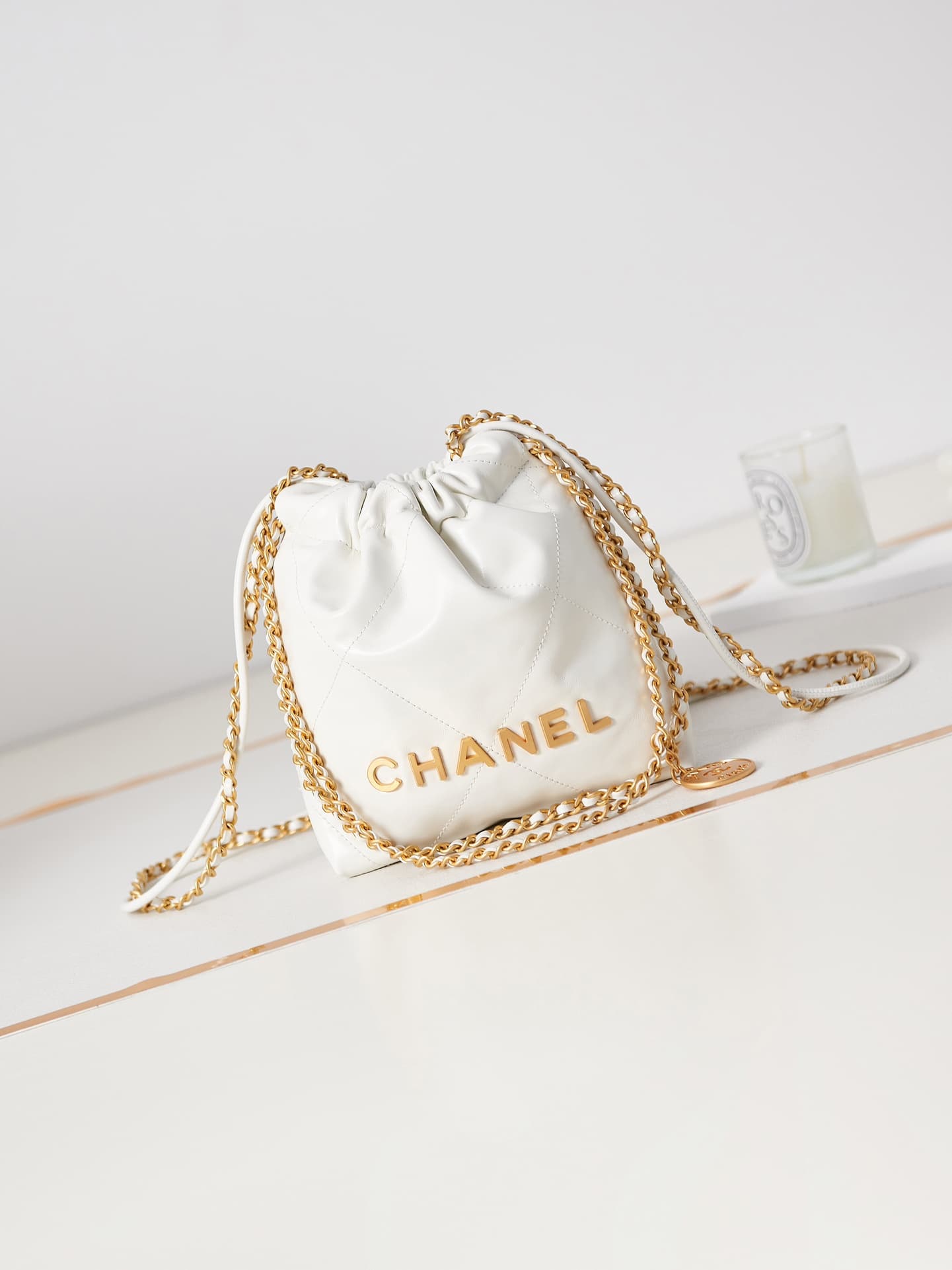 Chanel 22 MINI HANDBAG Shiny Calfskin White & Gold-Tone Metal AS3980 A