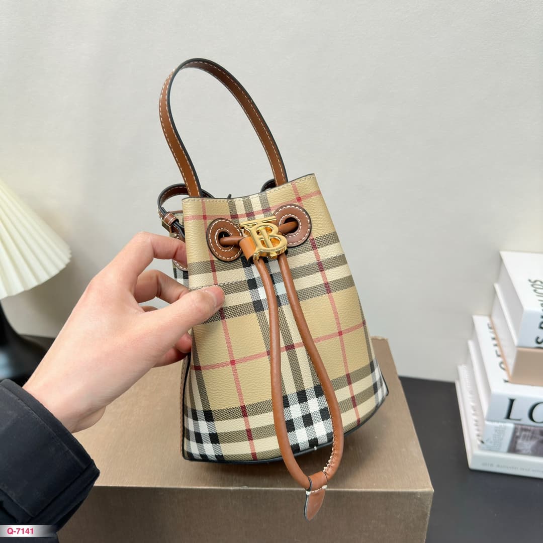 Burberry TB Bucket Bag in Archive beige & briar brown