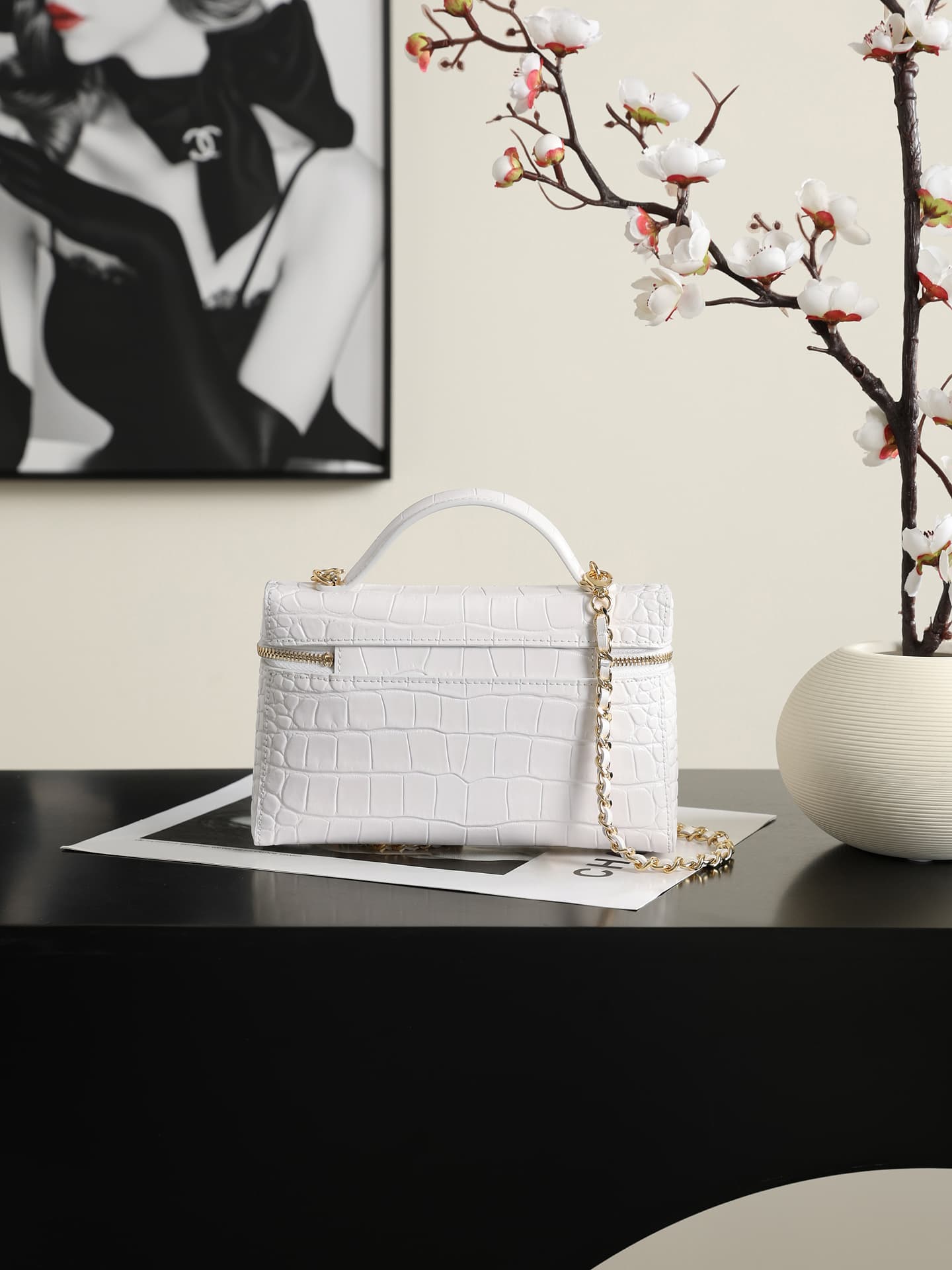 Chanel Vanity with Chain Crocodile-embossed leather& Gold-Tone Metal White AP5195 A