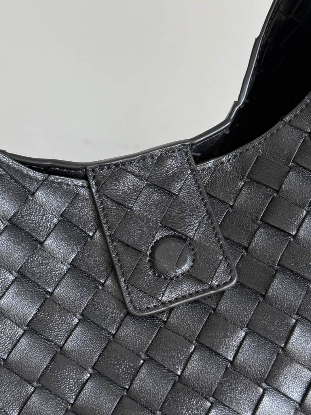 Bottega Veneta Large Campana shoulder bag in Intrecciato leather Black TOP